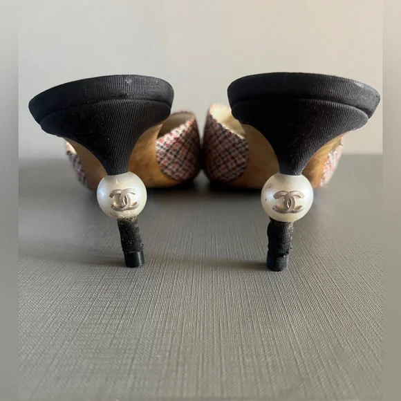 Chanel tweed mules with a pointed cap toe & a heel embellished a pearl 40/ 9.5 - Picture 6 of 12